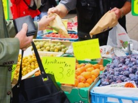 Wer am Wochenmarkt einen Stand erhält, entscheidet die Gemeinde - wenn die Kriterien adäquat sind. (Bild: Susanne Schmich / pixelio.de)