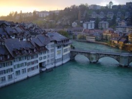 Immer wieder tritt die Aare in der Stadt Bern über die Ufer, wie hier im Jahr 2006. (Bild: Volker Innig /pixelio.de)