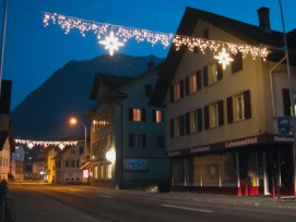 «Ice Light» mit ­Motiv «Swiss Star»: Das Zentrum von Buochs erstrahlt in festlichem Glanz.