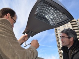 Gemeindevorstand Andreas Thöny (links) und Regierungsrat Mario Cavigelli montieren die letzte LED-Lampe. 