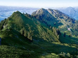 Einer der zwei bestehenden Naturparks: Biosphäre Entlebuch, Kanton Luzern. Blick von der Beichle (1769 m) ins Entlebuch. 