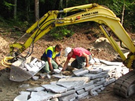 Gehört in Bülach zu den Aufgaben des Forstdienstes: Bau einer Trockenmauer für Eidechsen.