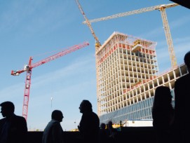 Während der Kaffeepause fällt der Blick auf den Megatower in Zürich-Oerlikon. (Bild: Michael Staub)