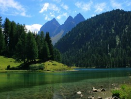 Reisen in den Kanton Graubünden, etwa an den Palpuognasee im Albulagebiet, würden mit der neuen Tourismusabgabe teurer werden.