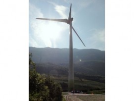 Fast 100 Meter ragt in Charrat VS die grösste Schweizer Windturbine in die Höhe. 