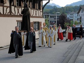 Jedes Jahr pilgern am 25. September hunderte Menschen nach Sachseln OW um Niklaus von Flüe die Ehre zu erweisen. Das Bruder-Klausen-Fest ist eine von 167 lebendigen Traditionen in der Schweiz, die jetzt als Liste im Internet vorliegen.