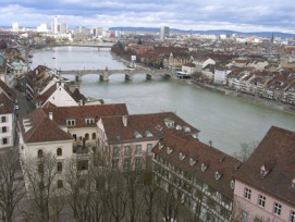 Bei der Dreirosenbrücke (dritte Brücke im Hintergrund) sollen bald 90 Asylsuchende auf einem Schiff einquartiert werden.