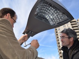 Am 28. November 2011 montierten der Landquarter Gemeindevorstand Andreas Thöny (links) und Regierungsrat Mario Cavigelli die letzte LED-Lampe. 
