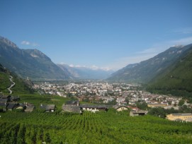 Das Rhonetal (im Bild Martigny) umfasst nur sechs Prozent der Walliser Fläche, beherbergt aber 70 Prozent der Einwohner.