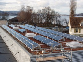 Als eine der ersten Gemeinden übernimmt Horgen die KEV. Die Gemeindeeigene Photovoltaikanlage auf den Dächern der Gemeindewerke liefert jährlich rund 35 000 kWh Solarstrom.