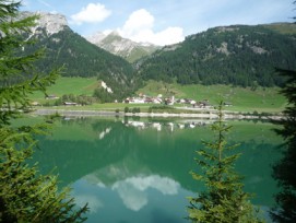 Wichtige Schutzfunktion: Wald schützt in der Schweiz Menschen und Infrastrukturen, wie hier in Sufers GR.