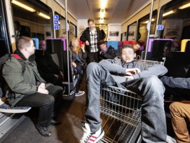 Wenn man der Jugend nicht genügend Freiraum eingesteht, schafft sie ihn sich selber, etwa in der S-Bahn. Dies führt oft zu Nutzungskonflikten. 