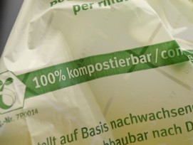 Ohne klare Dekla­ration nicht als solche zu erken­nen: Kompostierbare Biokunststoffsäcke.