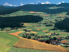 Mit einem neuen Leitfaden sollen intakte Landschaften besser geschützt werden. Im Bild: Blick vom Moeschberg bei Zaeziwil im Emmental auf die Berner Alpen.