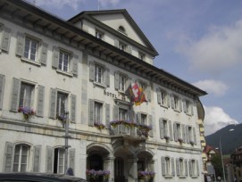 Noch weht am Rathaus von Tavannes die Berner Fahne. Im November entscheiden die Stimmbürger, ob es bald die jurassische sein könnte.