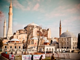 Die Türkei (im Bild die Hagia Sophia in Istanbul) verbietet bestimmten Firmen die Ausstellung von Rechnungen in Papierform. Bei Nichtbeachtung drohen Sanktionen.