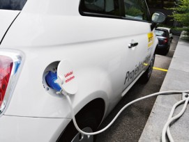 Nur unter idealen Bedingungen ökologisch: Nicht der Motor, sondern der getankte Strommix entscheidet darüber, wie umweltfreundlich Elektromobilität ist.