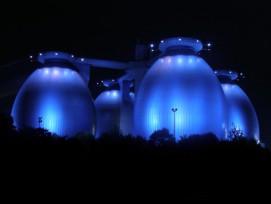 Ein Element auf  dem Weg zur  Energieautonomie: Faultürme des Klärwerks Bottrop bei Nacht. 