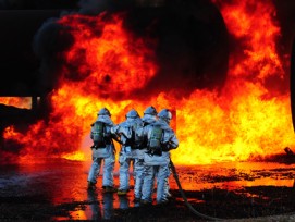 Diese Feuerwehrmänner wissen, wie man auch bei grosser Hitze arbeitet.