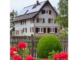 Gehört in Hohentannen selbstverständlich zum Ortsbild: Solaranlage auf einem Wohnhaus.