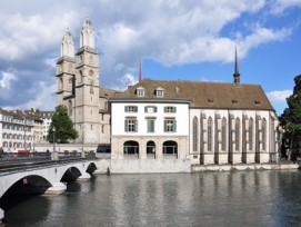 Für die Wasserkirche und das Helmhaus (im Hintergrund das Grossmünster) war der Hauswart zuständig, der fast eine Million Franken veruntreut hatte.