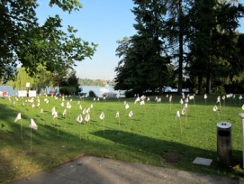 Für jedes Brandloch ein Fähnchen: Der Rasen am Zürichhorn musste diesen Sommer besonders leiden.