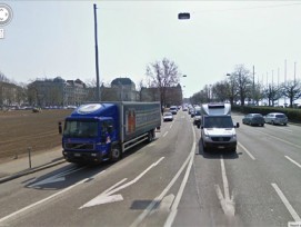 Die gegenwärtig berühmteste Fahrspur der Schweiz beim Zürcher Bellevue (im Bild ganz links) darf nach einem Entscheid des Verwaltungsgerichts abgebaut werden.