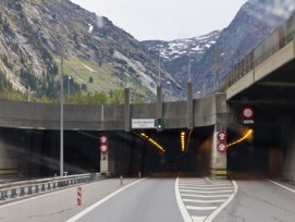 Laut Avenir Suisse prädestiniert für Tunnelgebühren: Der Gotthard-Strassentunnel.