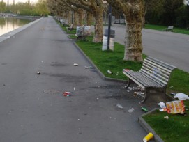 Solche Szenen am Ufer des Zugersees soll es künftig nicht mehr geben: Der Kanton Zug führt eine Litteringbusse ein.