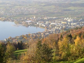 Schweizer Meister der Nachhaltigkeit: Blick vom Zugerberg auf die Stadt Zug, Steinhausen und den Zugersee.