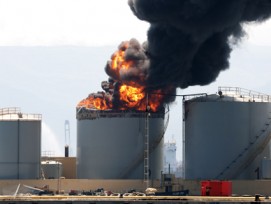 Explodieren Treibstoffe wird es gefährlich. Im Bild: Explosion eines Öltanks in Gibraltar im Mai 2011.