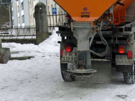 Es muss nicht immer Sreusalz sein: Je nach Einsatzzweck bewähren sich auch alternative Streumittel. 