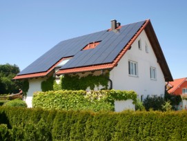 Das Haus als Kraftwerk: Mit ihrer Initiative verlangt die CVP, dass künftig nur noch Häuser gebaute werden, die mehr Energie produzieren, als sie verbrauchen. Eine Photovoltaikanlage auf dem Dach trägt dazu bei.