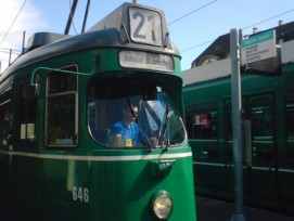 Für Angestellte des öffentlichen Verkehrs, hier ein Basler Tramchauffeur, gilt ein spezielles Arbeitsgesetz. Dieses möchte der Bundesrat nun nach 43 Jahren teilüberholen.