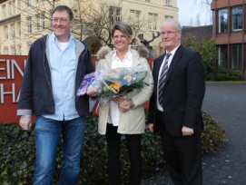 Sarnen begrüsst den 10 000. Einwohner: Gemeindepräsident Manfred Iten (rechts) mit dem Ehepaar Bachofen.