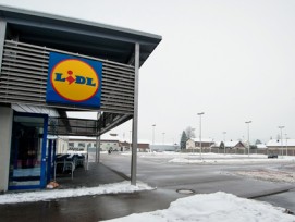 Die Discounter Aldi und Lidl (im Bild: Lidl-Filiale in Wil SG) werden vom Raumplanerverband VLP-Aspan wegen ihres Flächenhungers kritisiert.