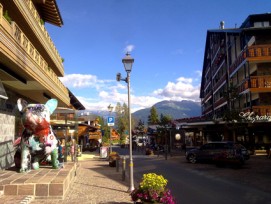 Könnten wegen einer neuen Steuer bald teurer werden: Zweitwohnungen in der Ferienregion Crans-Montana (im Bild: Rue du Prado in Chermignon).