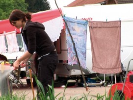 Für den Moment glücklich: Eine junge Jenische konnte sich einen Standplatz ergattern. Selbstverständlich ist das bei weitem nicht.