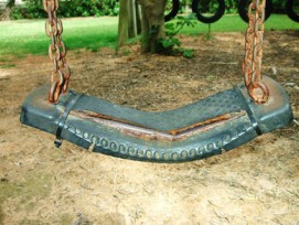 Von wegen rostige Schaukeln: In der Stadt Bern sollen Spielplätze erweitert und besser aufeinander abgestimmt werden.