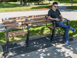 Höher und mit Platz für einen Rollator in der Mitte: DIe Stadt Zug testet Sitzbänke, die auch für Menschen mit Gehbehinderung geeignet sind.