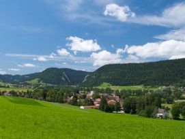 Wohl eine Stadt, aber kaum städtisch: Val-de-Travers NE (im Bild der Ort Môtiers).