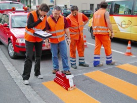 Kritischer Blick auf Zebrastreifen: Laut Fussverkehr Schweiz werden diese immer häufiger ersatzlos aufgehoben.