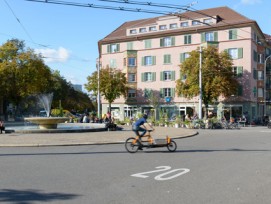 Begegnung statt Abgas und Lärm: Der zurückgebaute Bullingerplatz in Zürich.