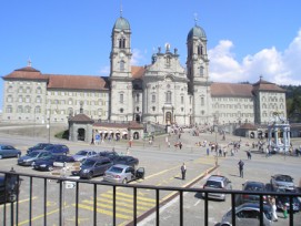 «Schnittstelle von religiöser und profaner Nutzung»: Der Klosterplatz in Einsiedeln kann saniert werden.