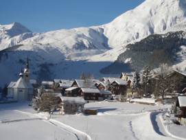 Die Gemeinde Tujetsch, im Bild der Hauptort Sedrun, ist seit Monaten ohne Gemeindepräsident. Nun soll es ein Auswärtiger richten.