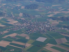 Von oben sieht Koppigen BE idyllisch aus, die Finanzlage entwickelt sich aber alles andere als rosig.