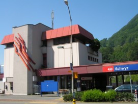 Wird momentan am Tag nicht mehr bedient, was zu Unmut des Gemeinderates führt: Der Bahnhof Schwyz.