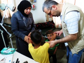 Nicht jeder syrische Flüchtling im Libanon kann auf medizinische Hilfe zurückgreifen, wie dieses Mädchen im Reyfoun Medical Centre. Daher sind Asylsuchende, wenn sie in der Schweiz ankommen, oft in einem schlechten Gesundheitszustand.