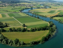 Unsere Landschaft, hier eine Autobahnbrücke über die Aare bei Grenchen SO, muss geschützt werden. Die zweite Revision des Raumplanungsgesetzes innert kürzester Zeit scheint aber kaum Freunde zu haben.