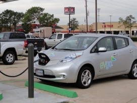 In Sachen Elektroauto-Infrastruktur sind andere Länder weiter als die Schweiz. Dennoch wähnt sich der Bundesrat auf dem richtigen Weg. Im Bild: Ein Elektroauto wird an einer öffentlichen Schnellladestation in Houston (Texas, USA) aufgeladen.